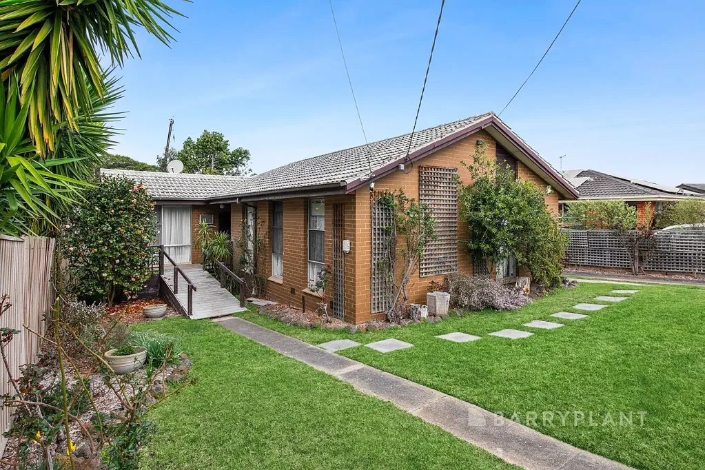 Spacious 3-Bedroom Home with Large Garden & Double Garage