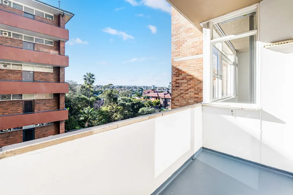 BRIGHT STUDIO APARTMENT