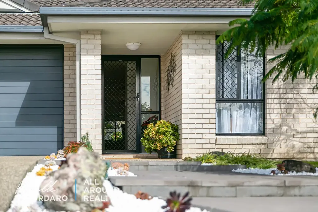 Burpengary 5房  委员会批准的奶奶套房 + 侧通道 = 布尔彭加里市中心最好的家庭生活  COUNCIL APPROVED GRANNY FLAT + SIDE ACCESS = FAMILY LIVING AT ITS BEST IN THE HEART OF BURPENGARY