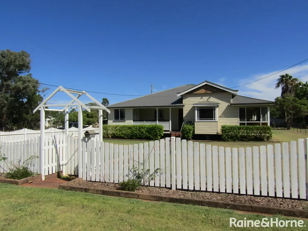 Tidy 4 Bedroom Home Close to Town