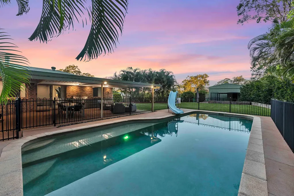Cornubia 5Habitaciones Exceptional Cornubia Acreage - Entertainer's Paradise with Dual Living, Resort Pool & Shed with Dual Access Driveway