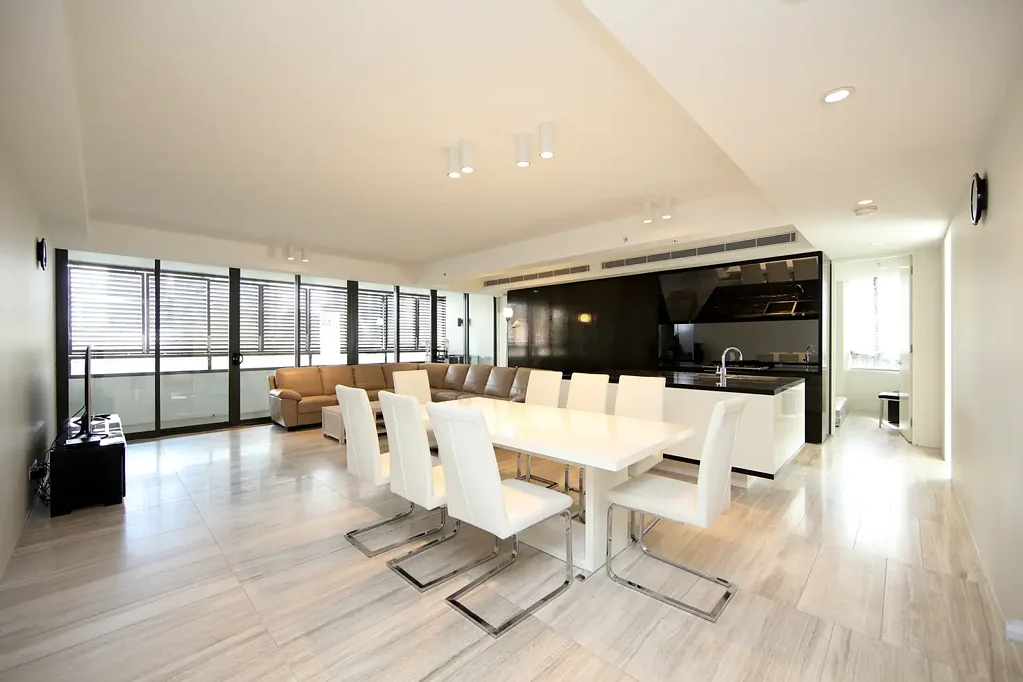 Furnished Luxury 3 bedroom + study (bedroom) apartment at an unbeatable location (walkscore 99) and life style.