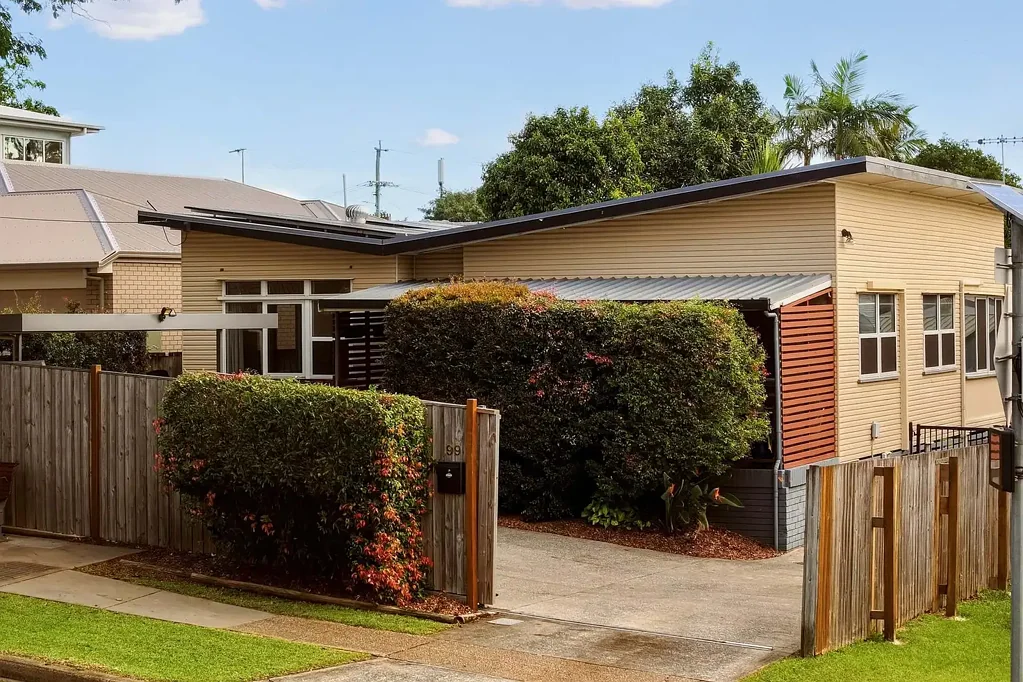Aspley 3房 Aspley便利地段 627m²宽敞地块 全屋精心更新 采光充足起居区 功能厨房连接生活 双车库安全便利 宽敞后院可改造 Comfortable Updated Living on a Generous Aspley Block