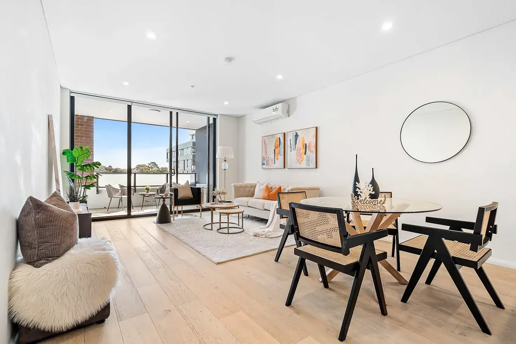 Kirrawee 2房 光线充足 开放式布局 Smeg高端厨房 南向阳台 Botany Bay景观 奢华套间浴室 南村核心位置 社区专属设施 A Stylish Retreat in the Heart of South Village