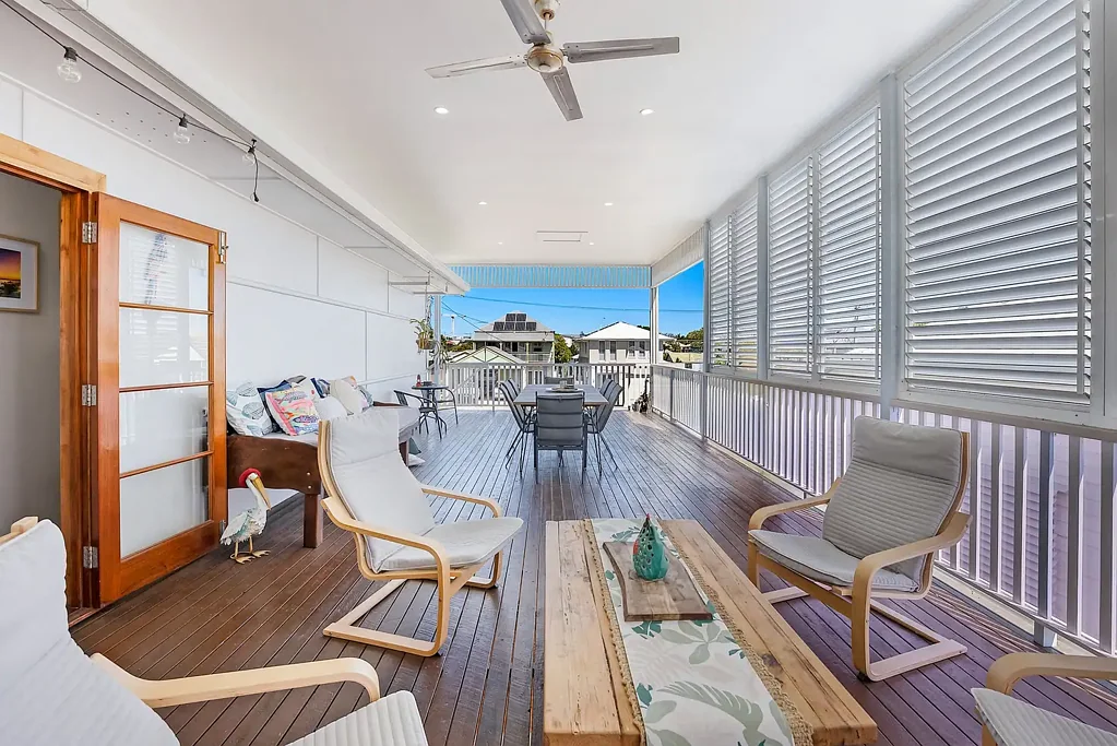 Woody Point 4ਬੈੱਡਰੂਮ Seaside Sophistication in the Heart of Woody Point