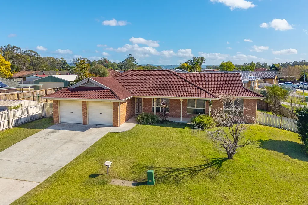 Upper Caboolture 4房 宽敞转角地块 砖瓦结构 双车位车库 开放式起居区 功能厨房 早餐吧台 两个浴室 遮盖户外区 全围栏后院 花园工具棚 靠近学校购物中心 Easy Living on a Spacious Corner Block