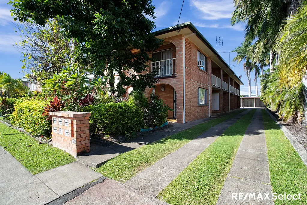 2 Bedroom Neat & Tidy Unit Centrally Located !