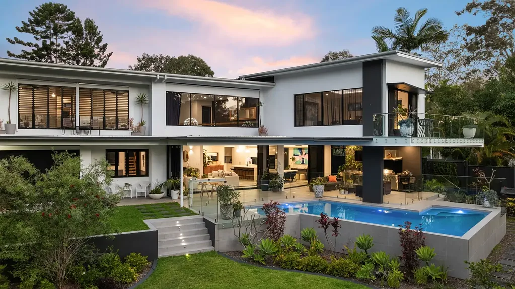 Tewantin 5غرفة نوم Luxury Home Boasting Rare Land Holding Backing onto Lake Doonella