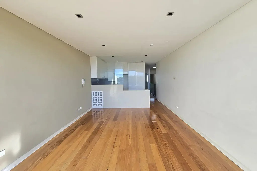 Gorgeous top floor 2br split level + attic room apartment
