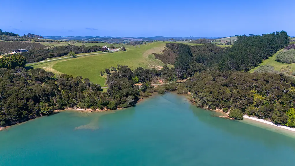 Kerikeri  Double-set of water views!
