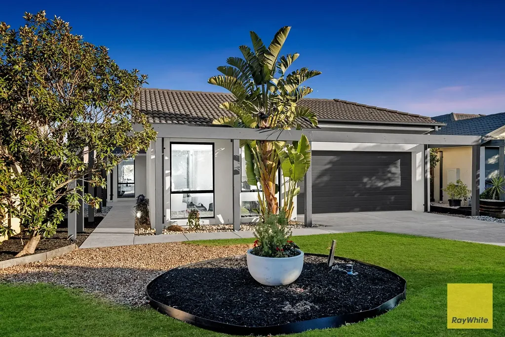 Burnside Heights 3房 Burnside Heights宁静社区 418㎡宽敞地块 朝北设计 三卧带主卫 开放式起居 全新装修 双车位车库 步行达学校商圈 Perfectly Positioned, Fully Refreshed & Ready to Move In !