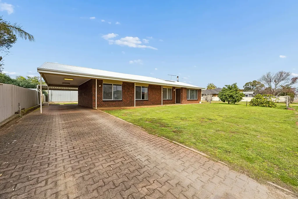 Murray Bridge East 4Habitaciones Classic Brick Home Ready for Its Next Chapter