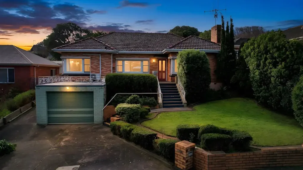 Warrnambool 3chambre CLASSIC 1950s CHARMER WITH CITY/ OCEAN VIEWS