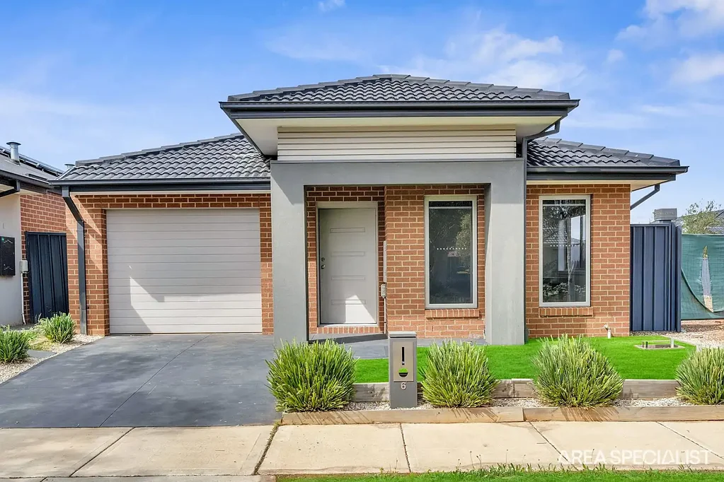 THE BRIEF: APPLY ONLINE / 10 Minute Walk to Opalia Shopping Centre!!