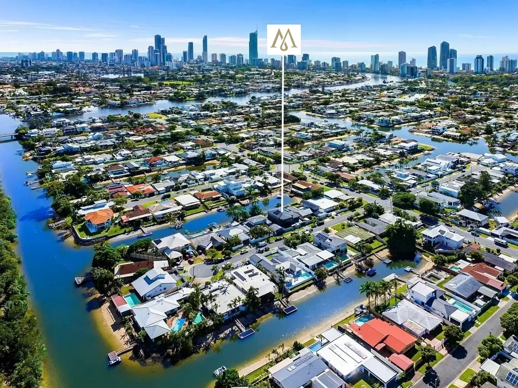 Broadbeach Waters 4 Slaapkamer North Facing Waterfront Luxury Home. Near New Condition!