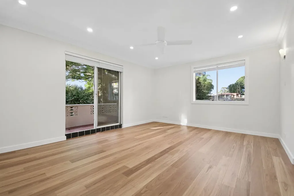 Stylishly Renovated Two Bedroom Unit Near The Beach