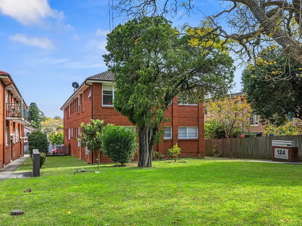 Ashfield 2ਬੈੱਡਰੂਮ Sunlit First-Floor Retreat with Rear Lane Access & Lock-Up Garage