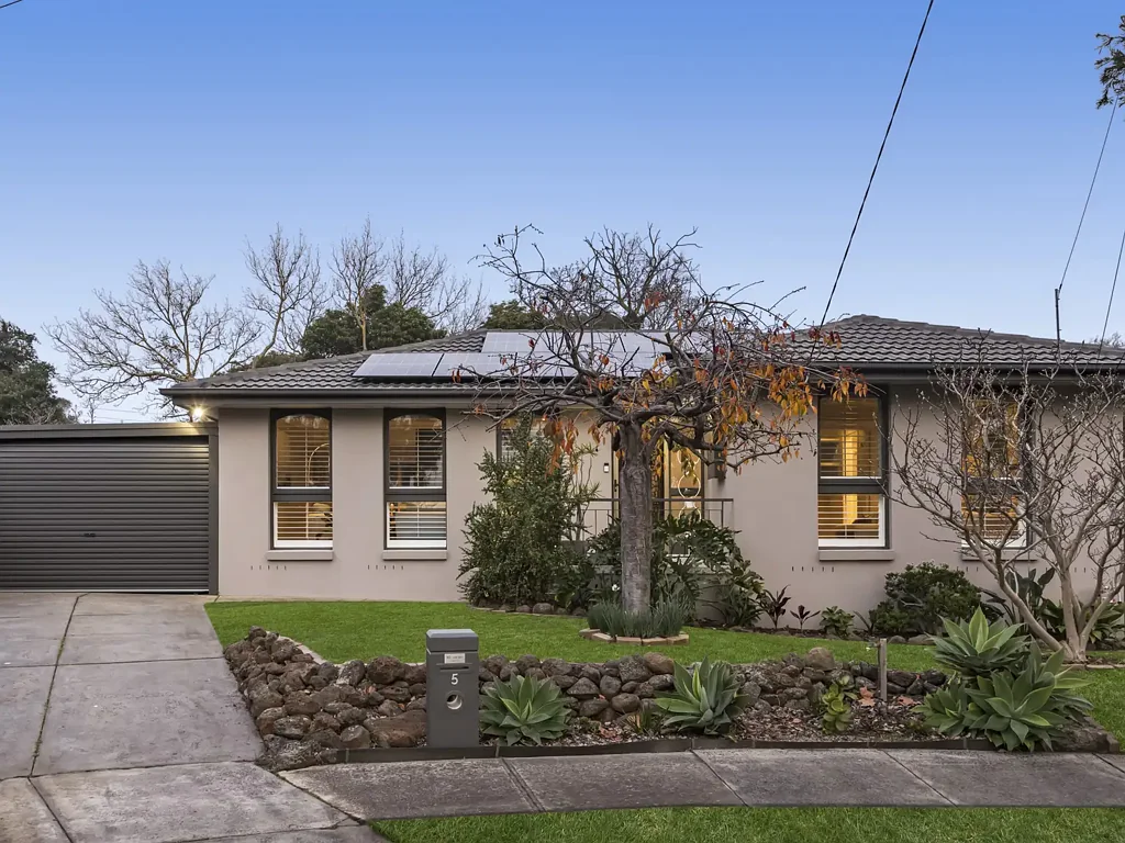 Frankston 3Habitaciones Resort-Style Living with Energy-Efficient Pool – 5 Almora Close, Frankston