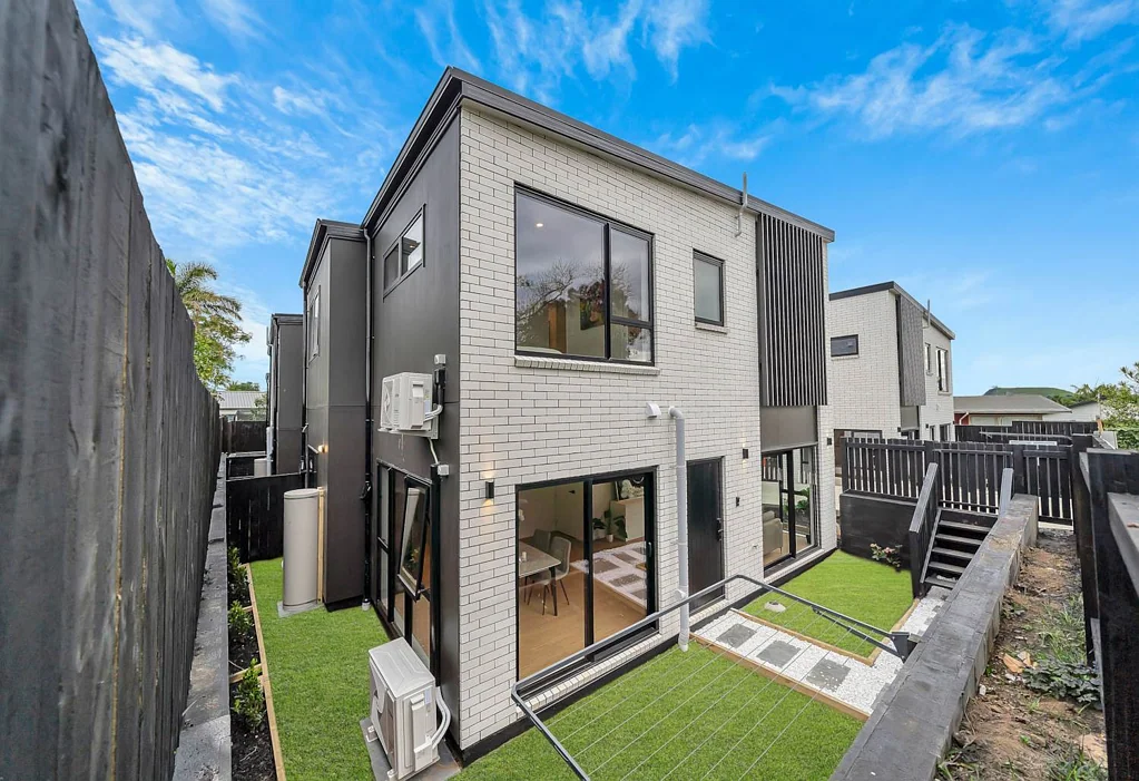 Sunnyhills 3房  Brand-New Homes Overlooking the Reserve