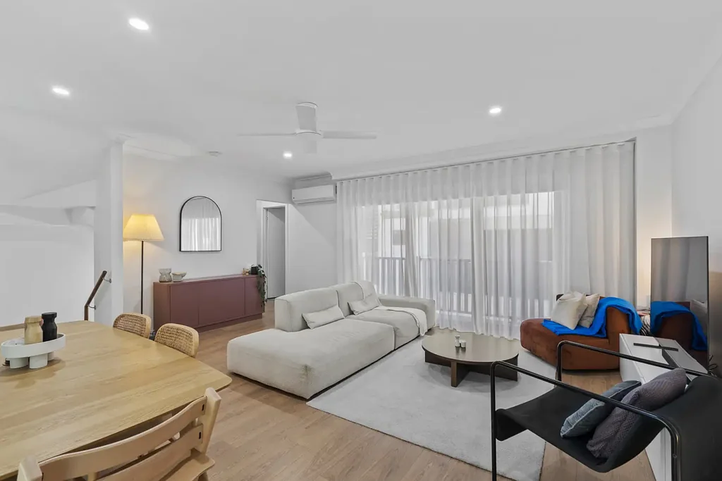 Annerley 3房 Annerley中心联排别墅 开放式木地板起居空间 双车库带储物 石材台面厨房 主卧带套间阳台 步行至Fairfield车站商圈 Stunning Near New Three Storey Townhouse
