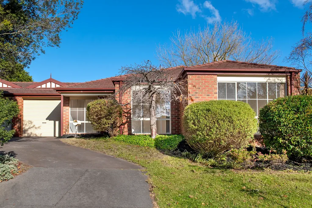 Blackburn South 2Habitaciones A tranquil elevated north-facing beauty with parkside allure