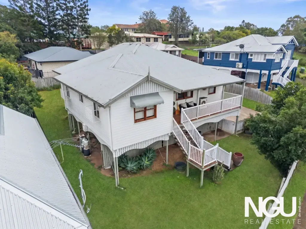 North Ipswich 4침실 High-Set Family Home with Space, Storage & Central Convenience