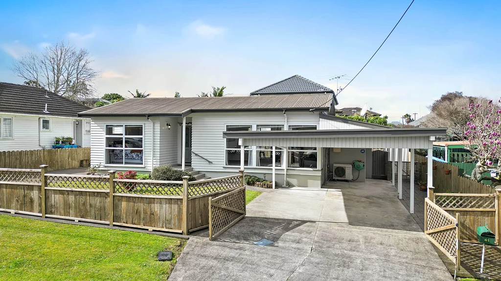 Te Atatu Peninsula 2Moenga Auction this Sunday 7th Sep at 1:15pm on-site - Affordable and Adorable - It's Got to Go!