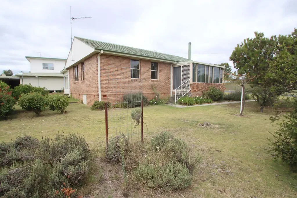 Tenterfield 3ห้องนอน Brick home on corner block