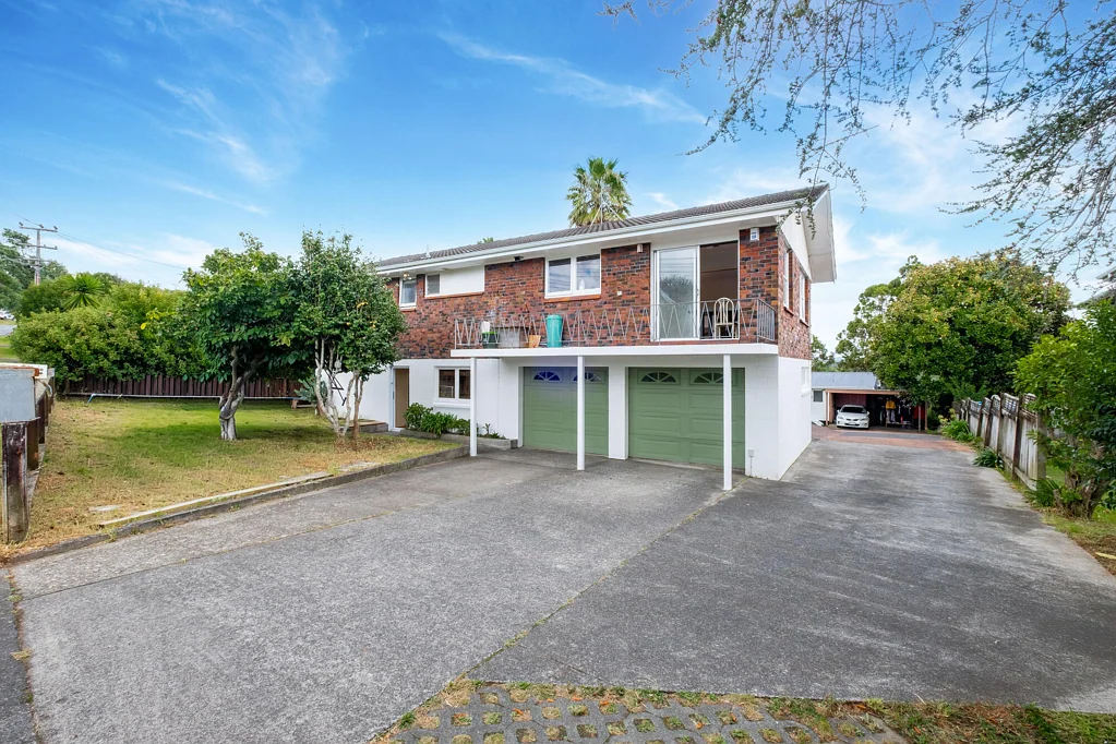Massey 5 Bedroom Rare Opportunity - Home & Income with 1012sqm Land