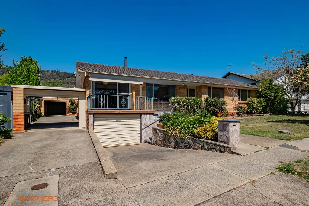 Pearce 5chambre Versatile Family Home with Generous Living, Multiple Garages