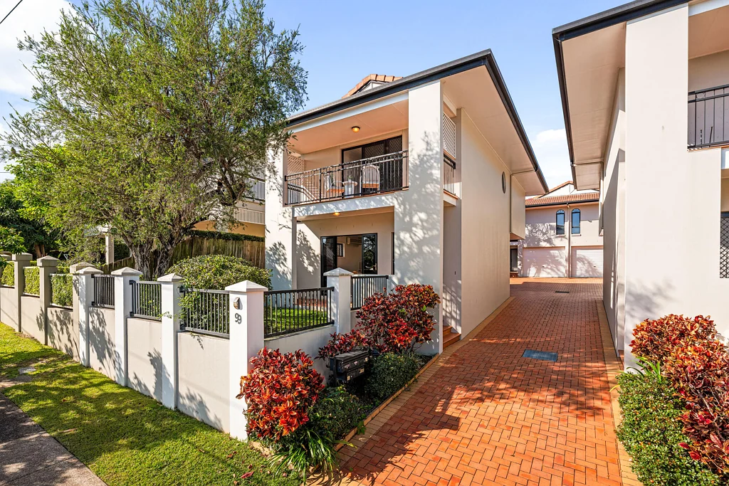 Clayfield 3Moenga Boutique Townhouse with City & Mountain Views