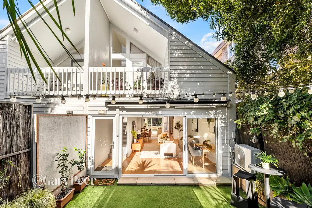St Kilda East 2房 完美地段的独特绿洲 A unique oasis in a perfect location