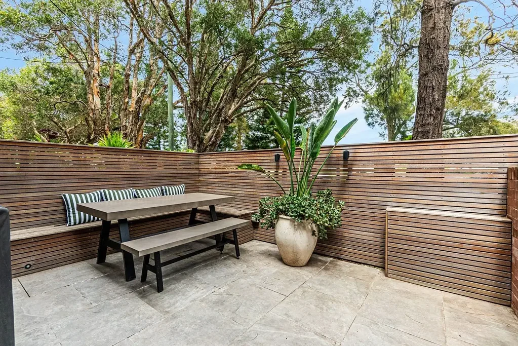North Bondi 2Moenga Renovated Art Deco Apartment with Exclusive Courtyard, Overlooking the Park