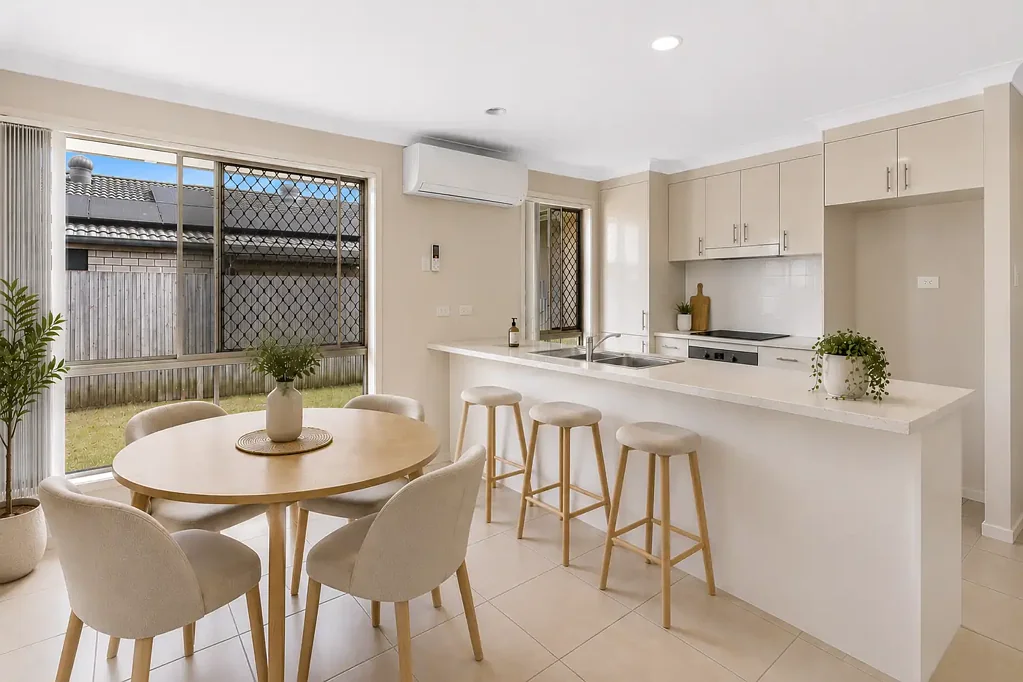 Pacific Pines 4ਬੈੱਡਰੂਮ Tenants vacating - family home with 2 living areas!