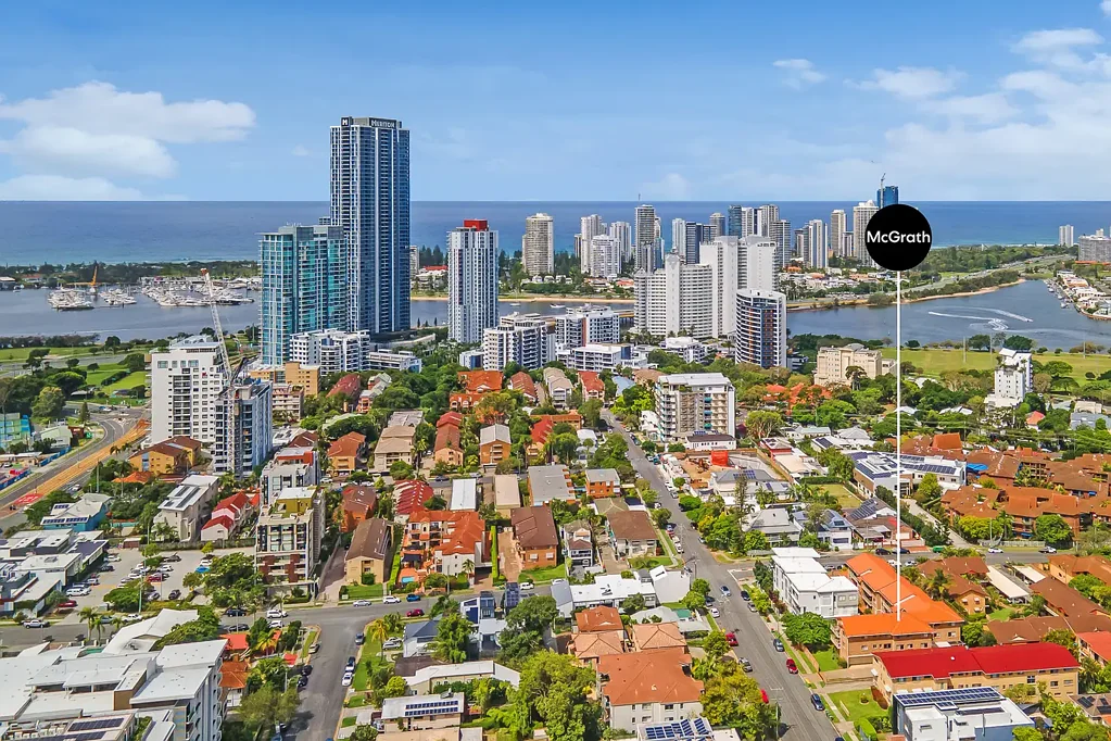 Southport 2房  Fully Renovated Apartment with Low Body Corporate in Central Southport Location