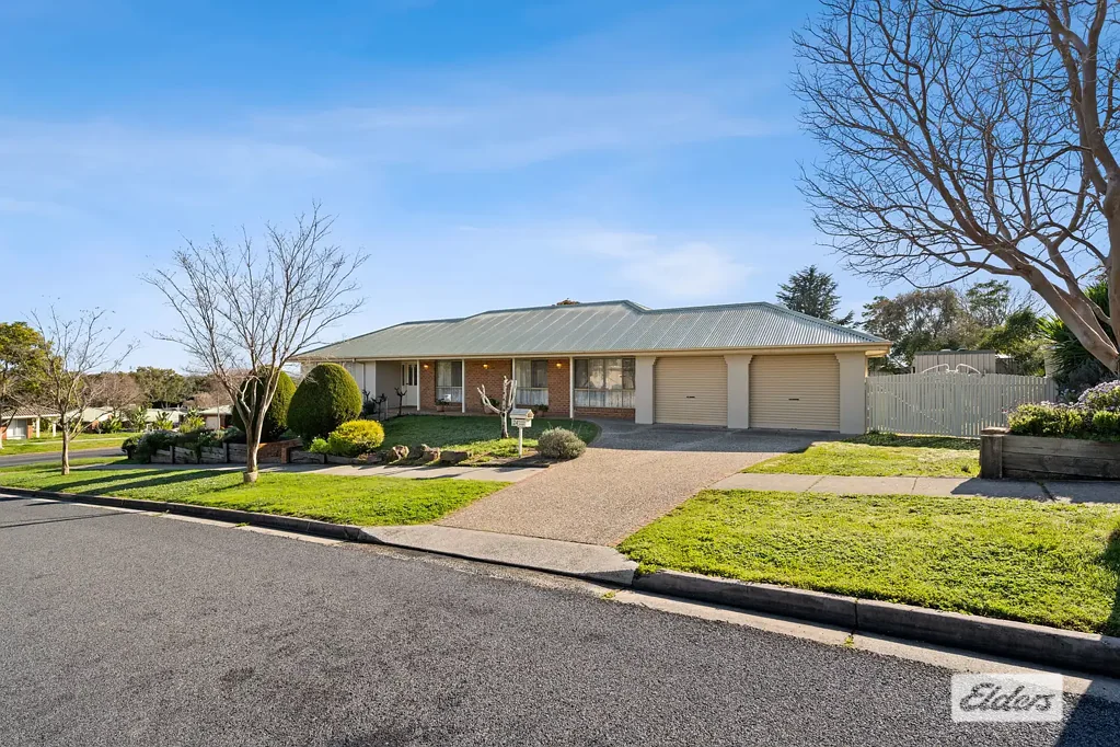 West Wodonga 3房  Elevated Outlook, Established Gardens & Entertainer's Appeal