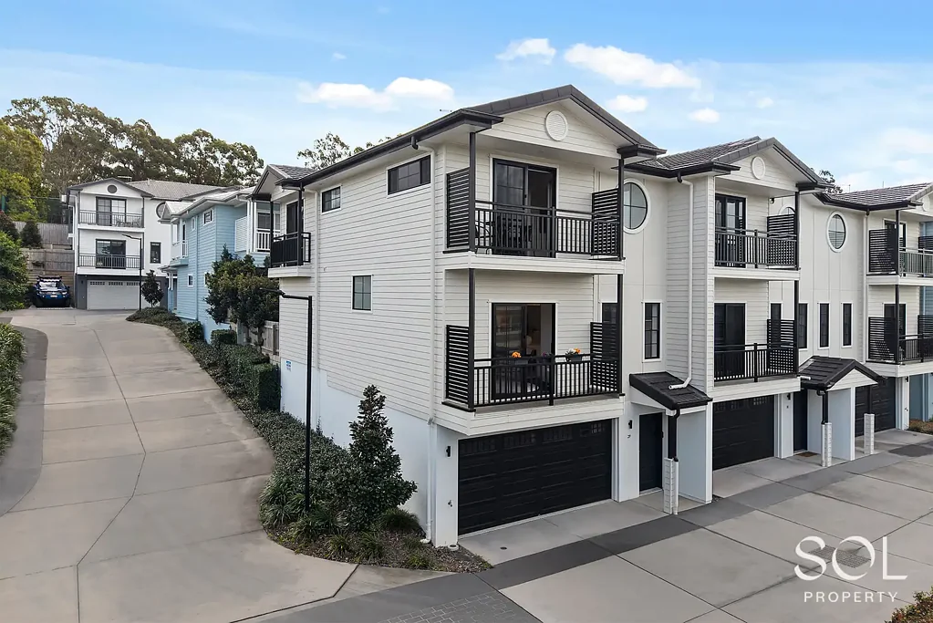 Bridgeman Downs 4Habitaciones Sophisticated Tri-Level Living in the Exclusive Motif Boutique Complex