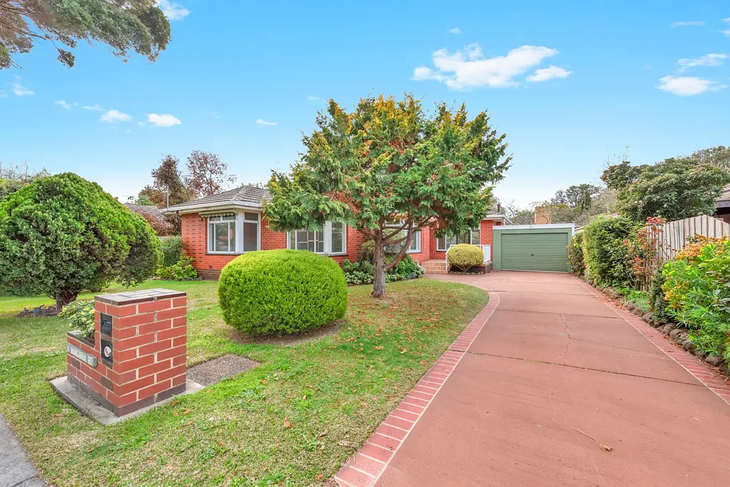 IMMACULATE FRESHLY PAINTED FAMILY HOME!