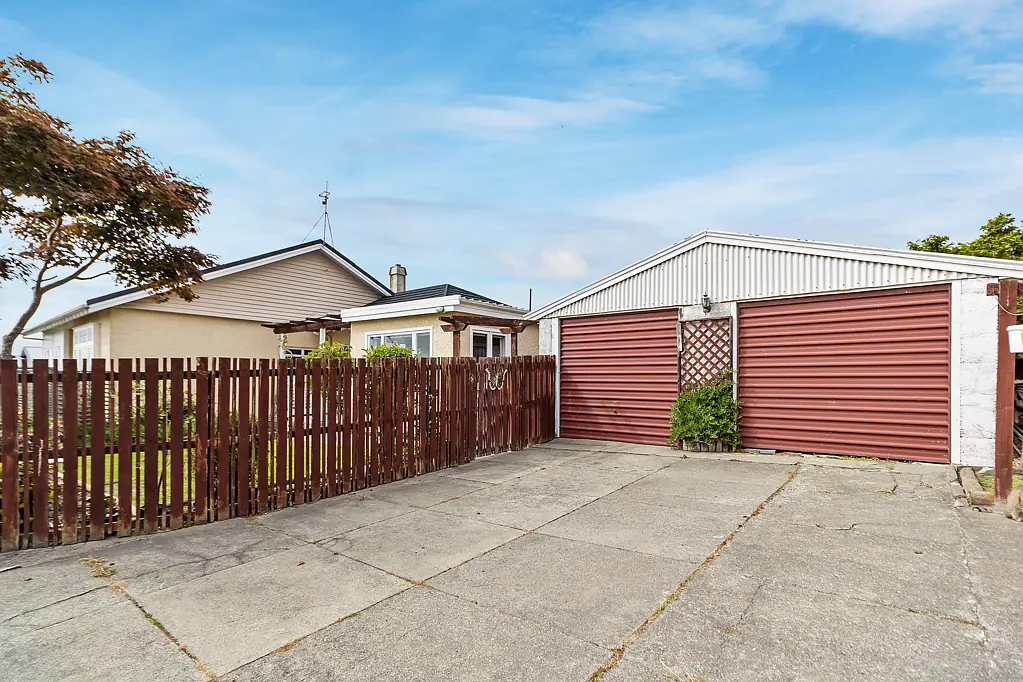 Kensington 4Moenga FOUR Bedrooms TWO Bathrooms Garages & Living Areas