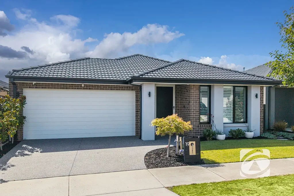 19 Scenery Drive, Clyde North, VIC 3978