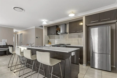 ਰਸੋਈ - 8 Pine Place, Upper Kedron, QLD 4055