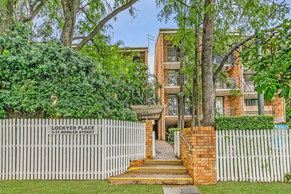 Perfect Blend of Privacy, Space and Convenience – Tri-Level Paddington Townhome