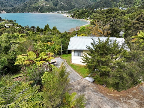 Okiwi Bay 3房  Great Family Bach with Native Bush and Sea Views
