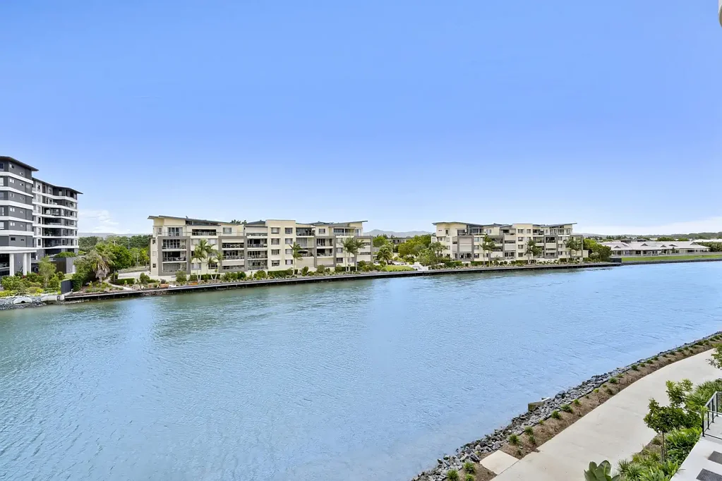 Hope Island 2房  OWNER PURCHASED IN SYDNEY - PRICE REDUCED - MAKE AN OFFER Waterfront Living with Luxury Amenities – 127m2 Two-Bedroom Apartment Rare Two Car Spaces