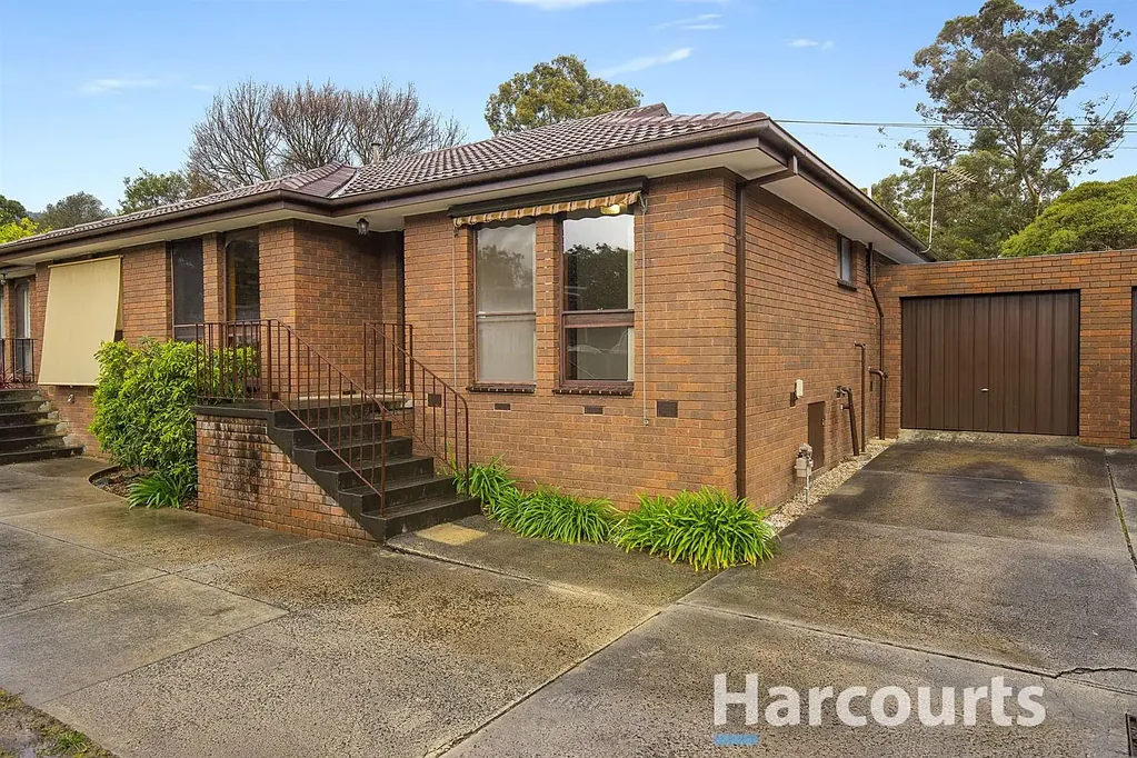 Ferntree Gully 2房 宽敞草坪后院 204m²独立地块 开放式厨房用餐区 主卧带双壁橱 车库入口方便 步行火车站超市 Exceptional Value, Unbeatable Location!