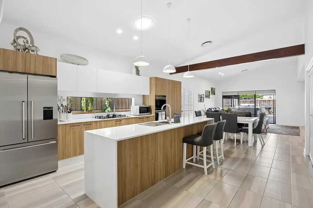 Gledswood Hills 4Phòng ngủ Refined Family Living in a Coveted Peaceful Setting