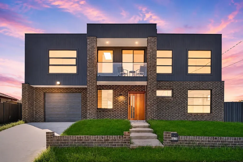 Shalvey 5Zimmer Contemporary Family Luxury with Multiple Living Zones and Park Views