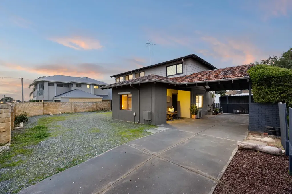 Golden Bay 4침실 Why: Because sought after positioning meets carefree living in this dual level coastal abode