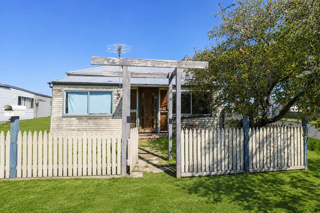 Glen Innes 3બેડરૂમ Renovator’s Opportunity – Bring This Character Home Back to Life