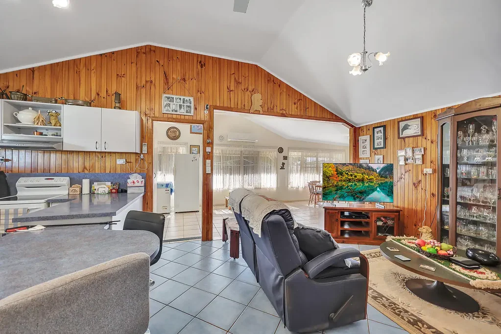 Redridge SPACE, FLEXIBILITY & DUAL-LIVING POTENTIAL ON 1.5 ACRES